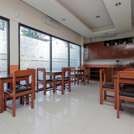 Hotel RedDoorz near Jalan Jenderal Sudirman Manado Exterior foto