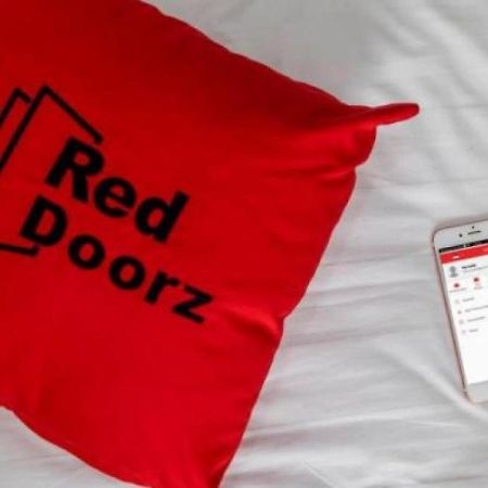 Hotel RedDoorz near Jalan Jenderal Sudirman Manado Exterior foto