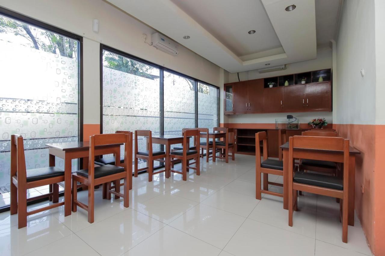 Hotel RedDoorz near Jalan Jenderal Sudirman Manado Exterior foto