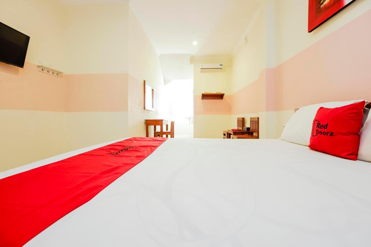 Hotel RedDoorz near Jalan Jenderal Sudirman Manado Exterior foto