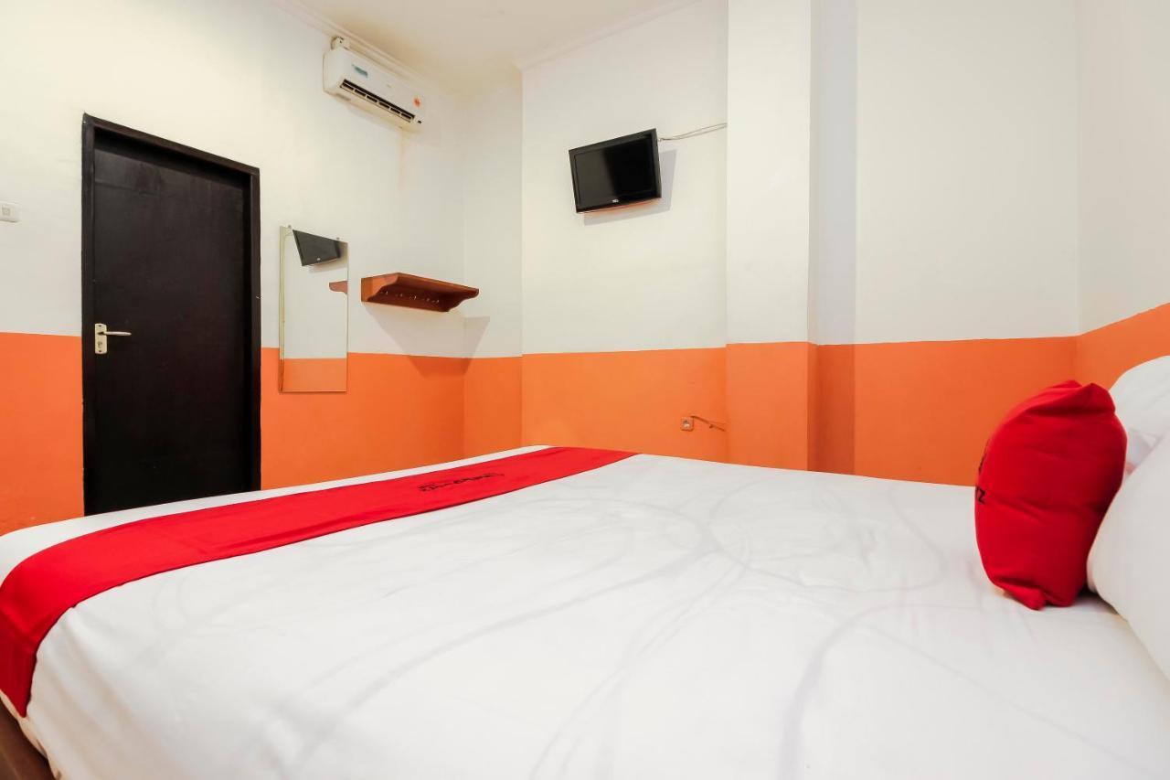 Hotel RedDoorz near Jalan Jenderal Sudirman Manado Exterior foto