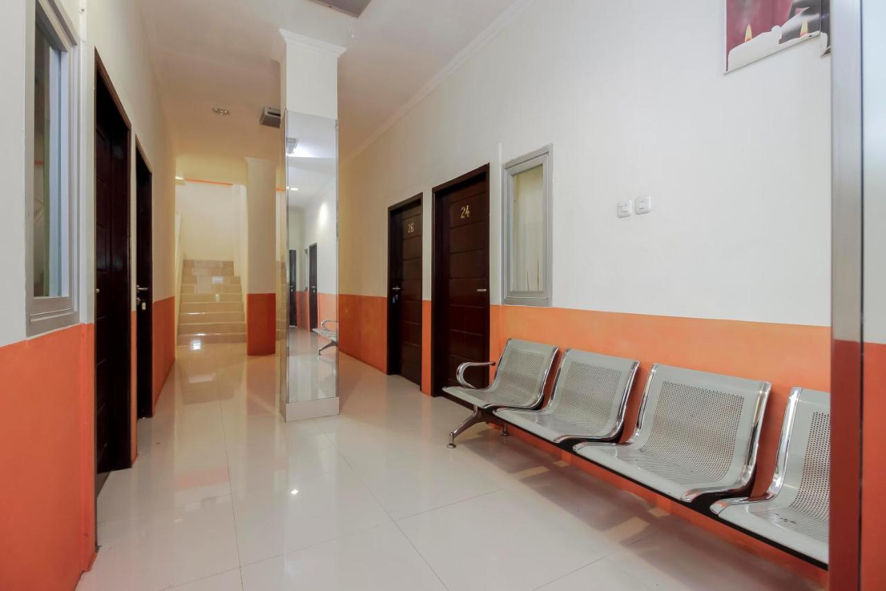 Hotel RedDoorz near Jalan Jenderal Sudirman Manado Exterior foto