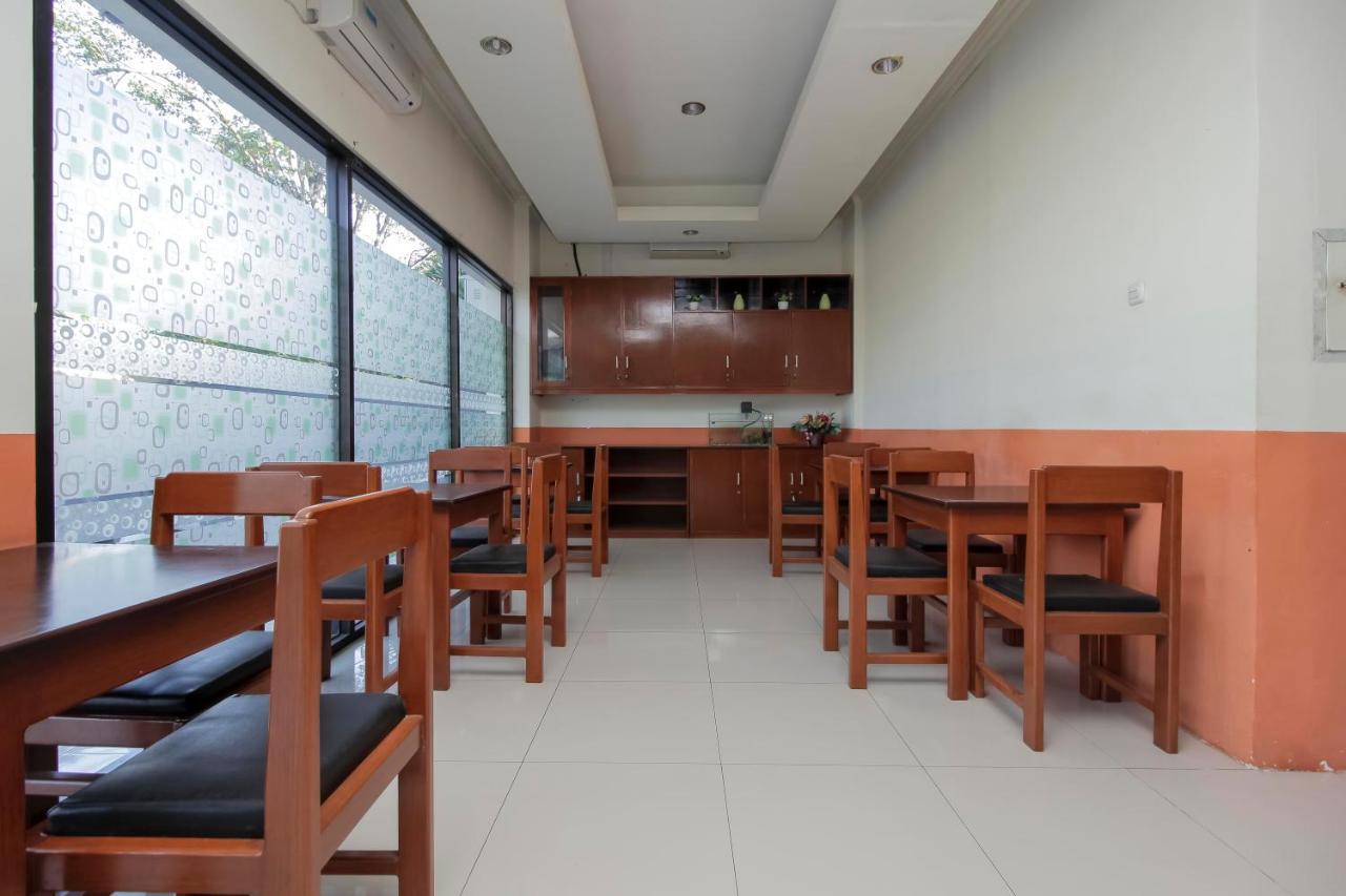 Hotel RedDoorz near Jalan Jenderal Sudirman Manado Exterior foto
