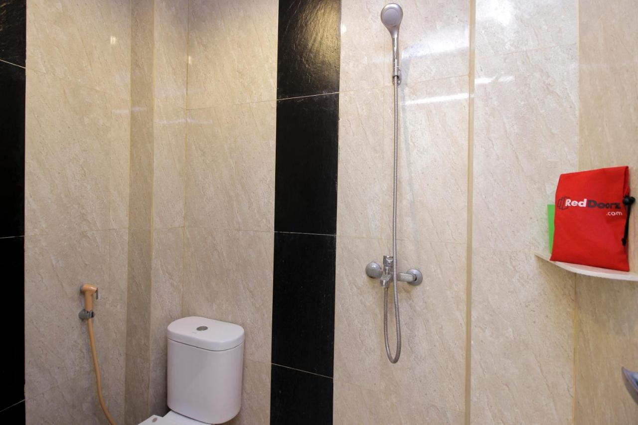 Hotel RedDoorz near Jalan Jenderal Sudirman Manado Exterior foto