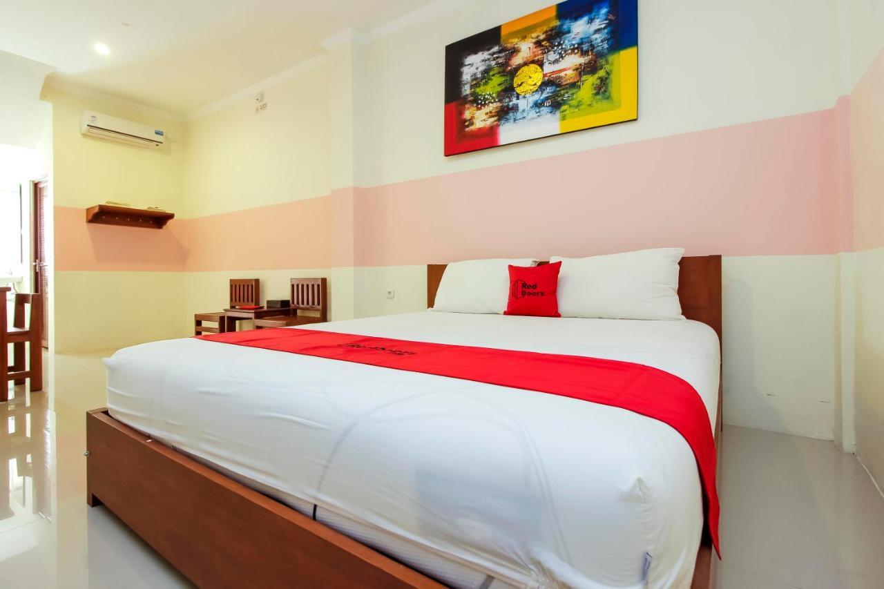 Hotel RedDoorz near Jalan Jenderal Sudirman Manado Exterior foto