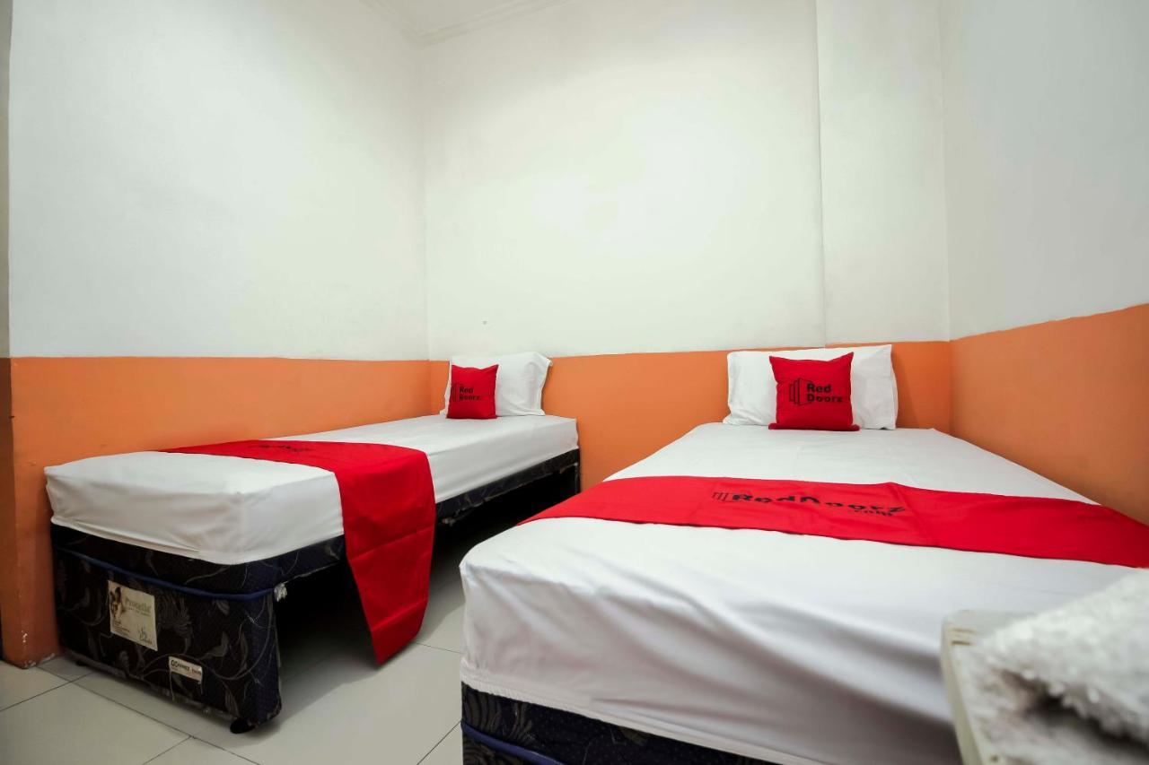 Hotel RedDoorz near Jalan Jenderal Sudirman Manado Exterior foto