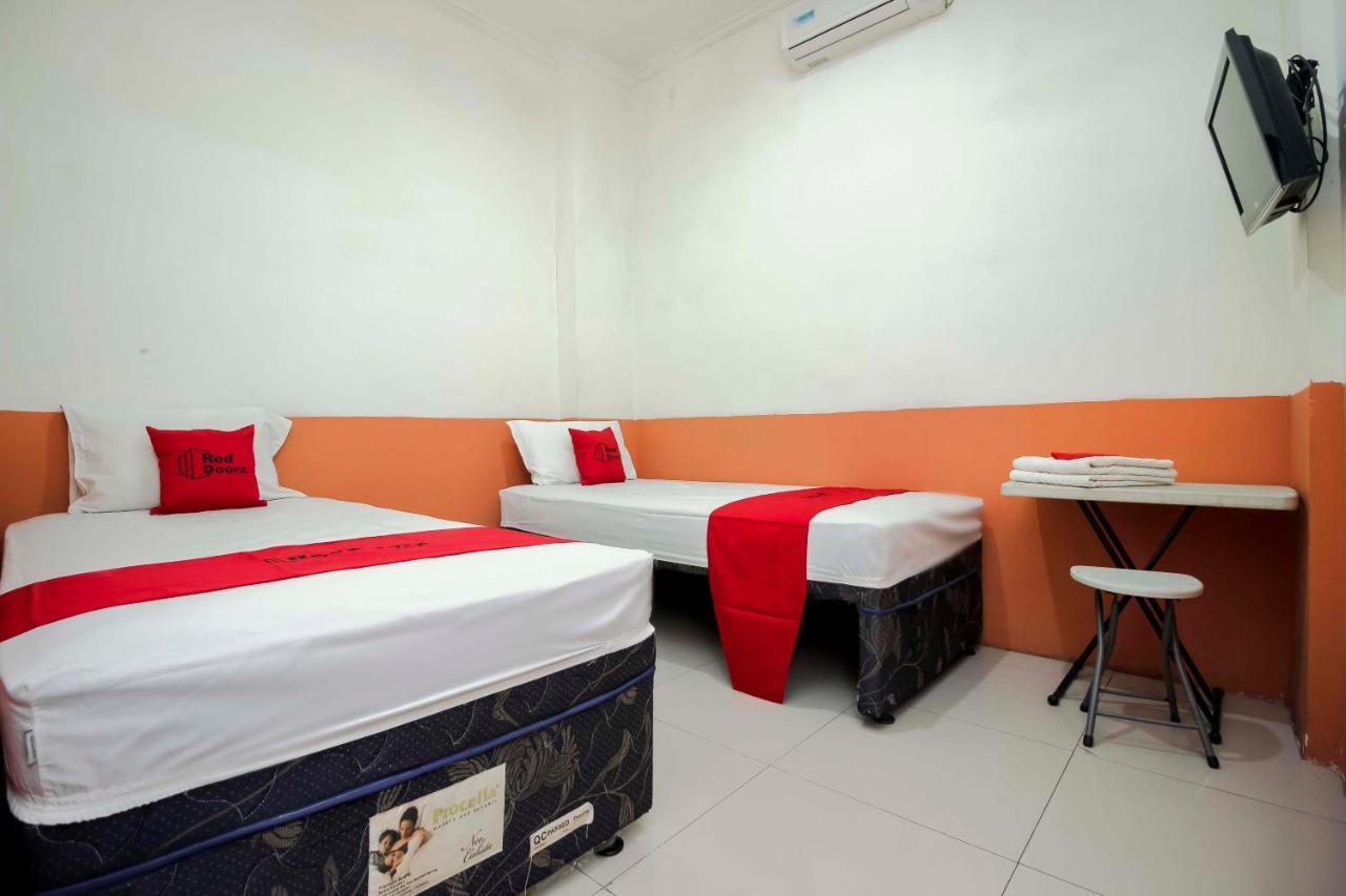 Hotel RedDoorz near Jalan Jenderal Sudirman Manado Exterior foto