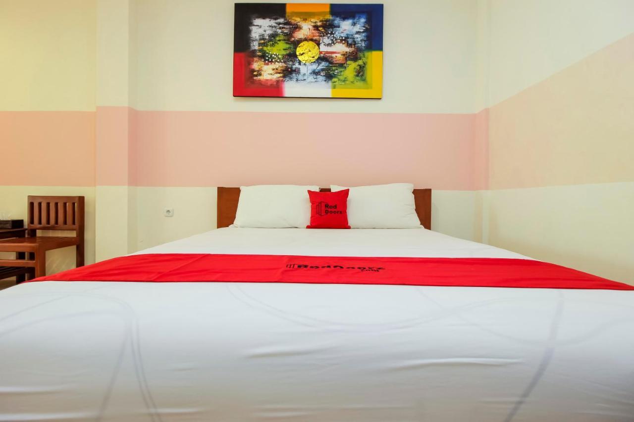 Hotel RedDoorz near Jalan Jenderal Sudirman Manado Exterior foto