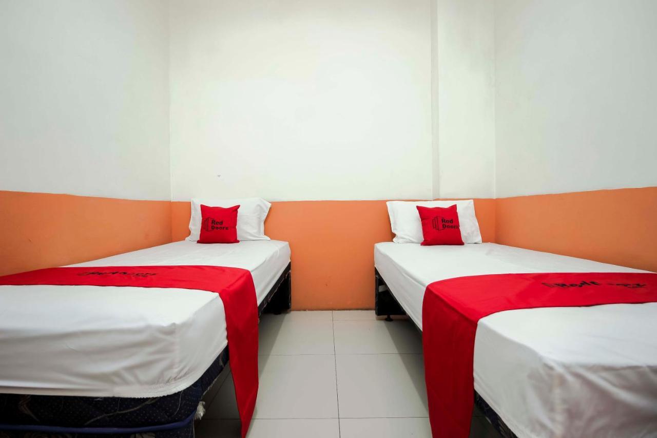 Hotel RedDoorz near Jalan Jenderal Sudirman Manado Exterior foto