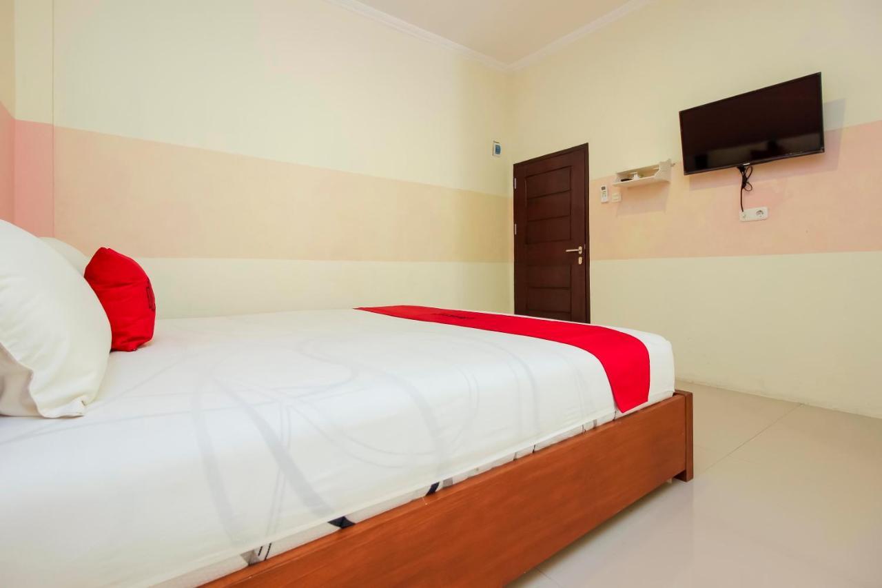Hotel RedDoorz near Jalan Jenderal Sudirman Manado Exterior foto
