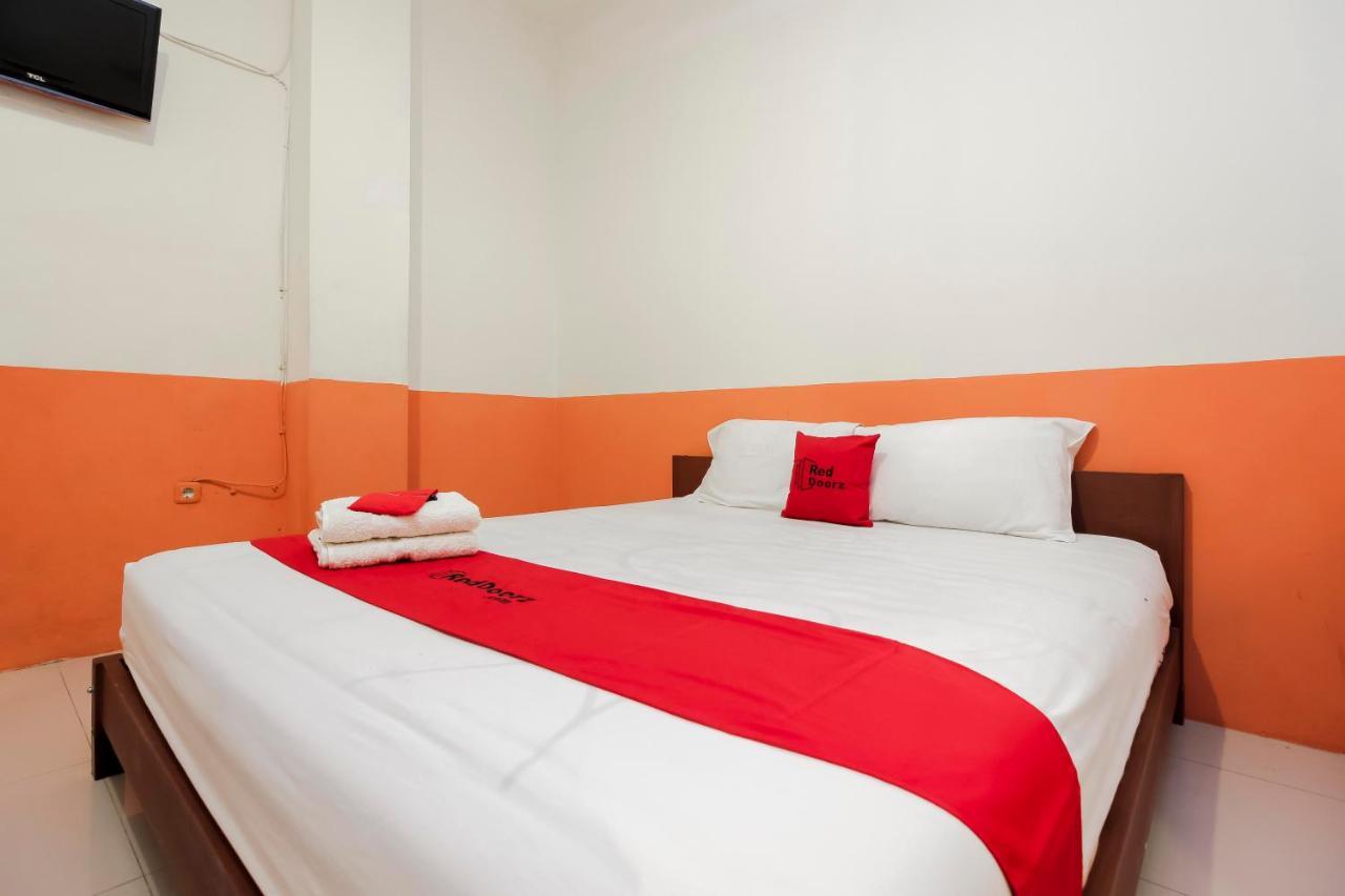 Hotel RedDoorz near Jalan Jenderal Sudirman Manado Exterior foto