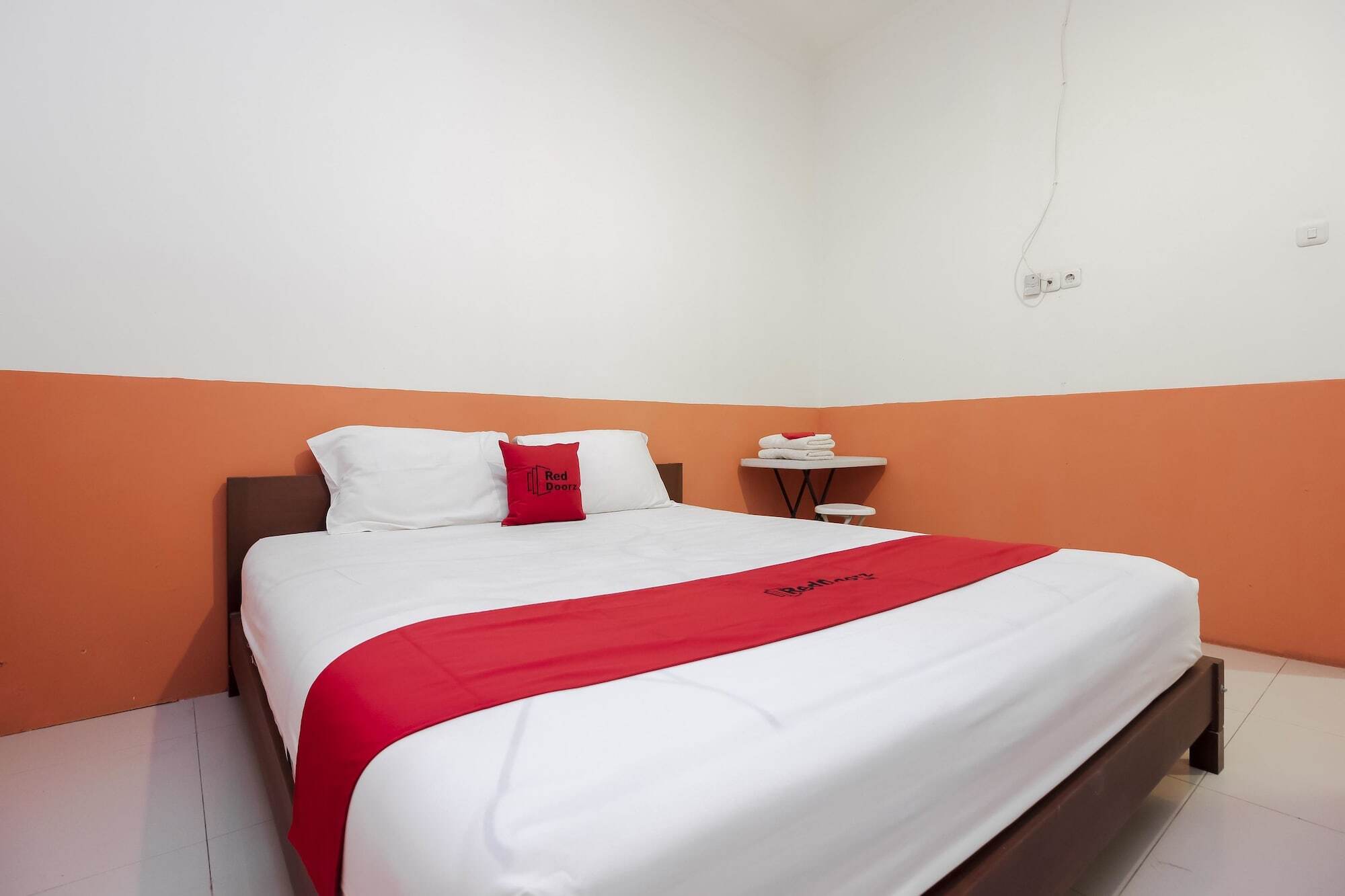 Hotel RedDoorz near Jalan Jenderal Sudirman Manado Exterior foto