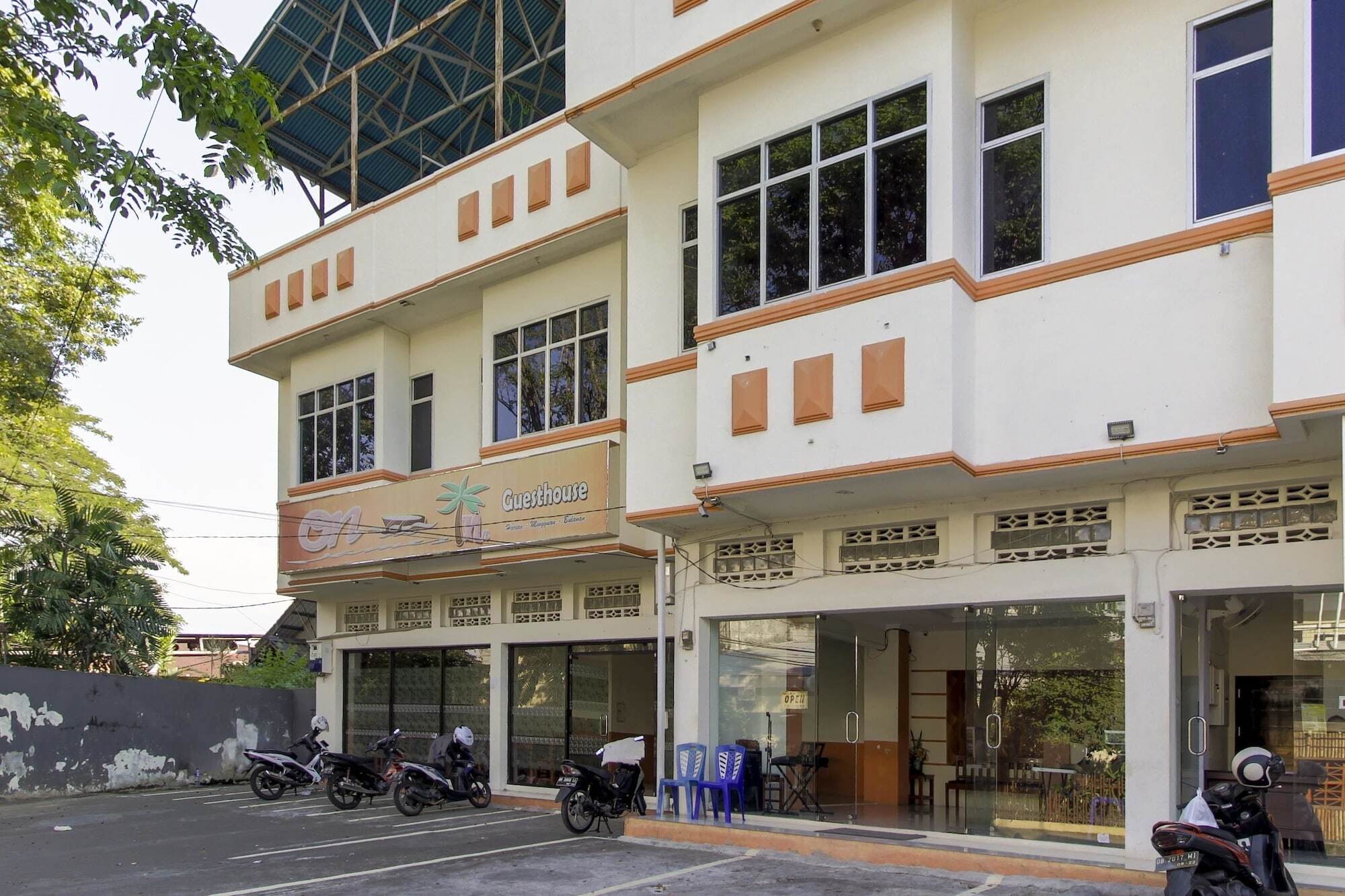 Hotel RedDoorz near Jalan Jenderal Sudirman Manado Exterior foto