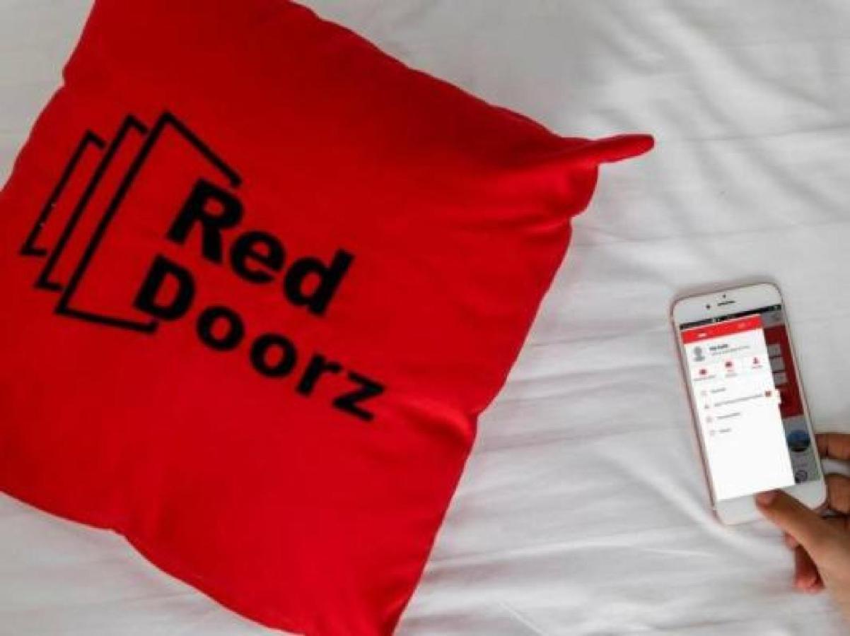 Hotel RedDoorz near Jalan Jenderal Sudirman Manado Exterior foto